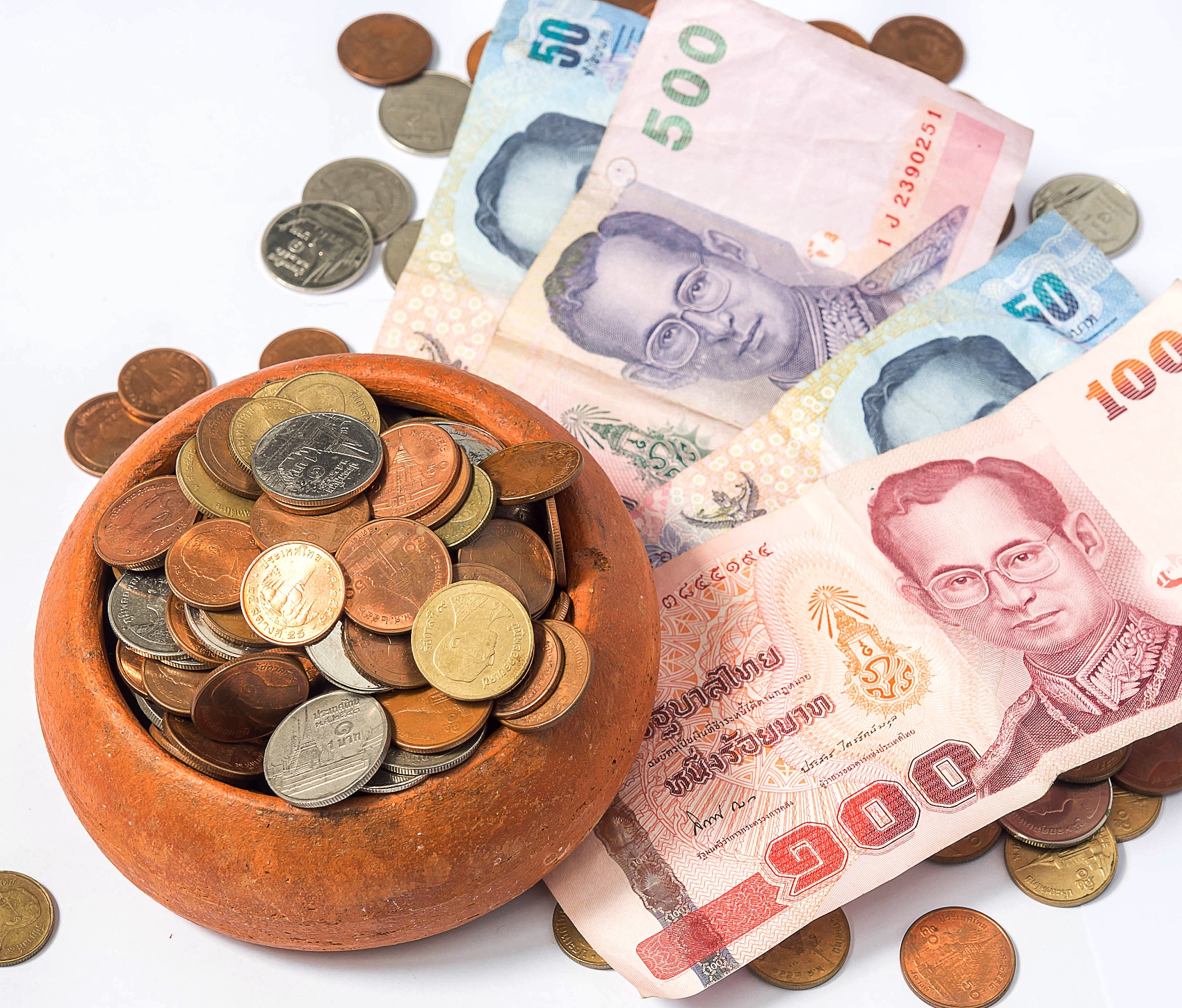 该货币体系由拉玛五世于1897年确立十进制，1902年脱离银本位并发行首套纸币，1946年实行9.95铢兑1美元固定汇率。